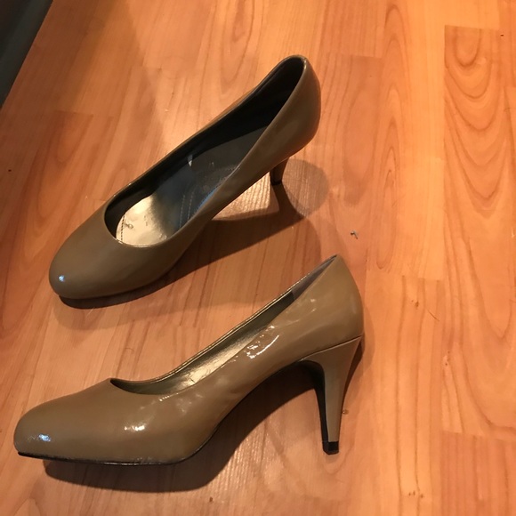 Tahari heels - Picture 2 of 3